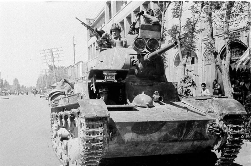 Танк Т-26 и его экипаж в иранском городе Тебризе.jpg