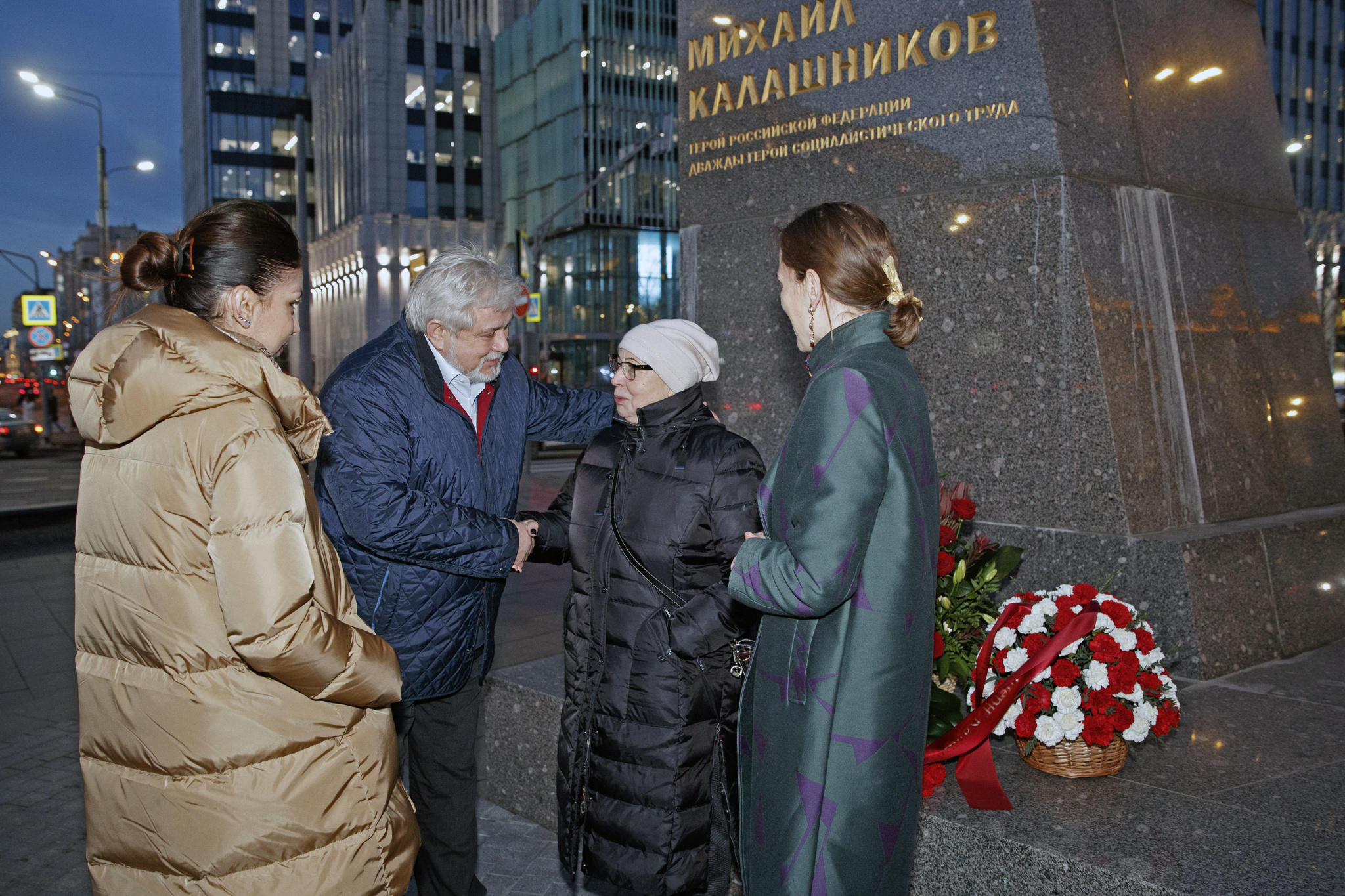 Возложение цветов к памятнику МТ Калашникова.jpg