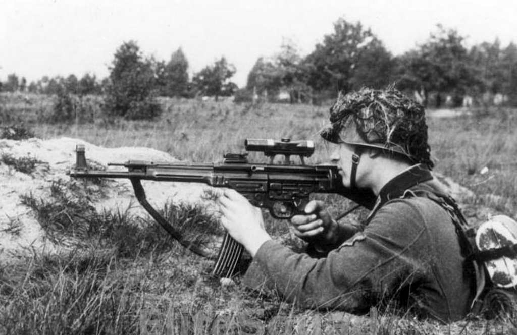 ww2-photo-picture-ss-soldier-fires-a-stg-44-sturmgewehr-44-1943-238.jpg